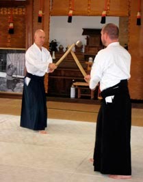 Jeg underviser både i Tai Jutsu (aikido’ens kropsteknikker) såvel som i de traditionelle Aikido våbenformer Aiki-ken og Aiki-jo (sværd og stav).