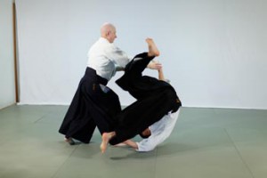 Aikido undervises som en ikke-aggressivt kampkunst, og Aikido principper danner grundlaget for mange konflikthåndterings systemer.